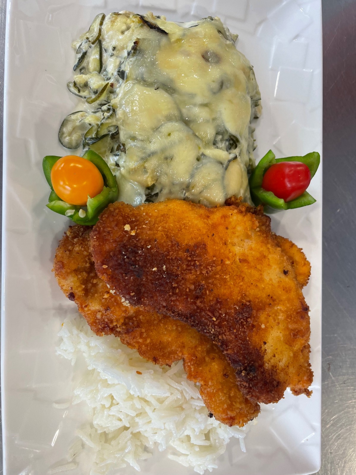 Gratin de courgette avec du riz et escalope panée