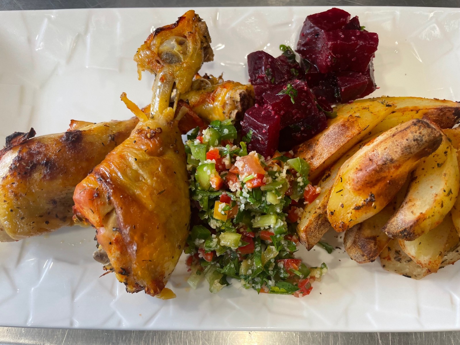 Plat du jour cuisse de poulet et pommes de terre au four aux herbes de provence du  09 12 2022 à Marseille