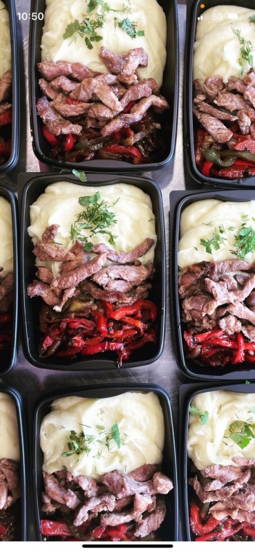 Purée faite maison avec saute de porc et poivrons grillés